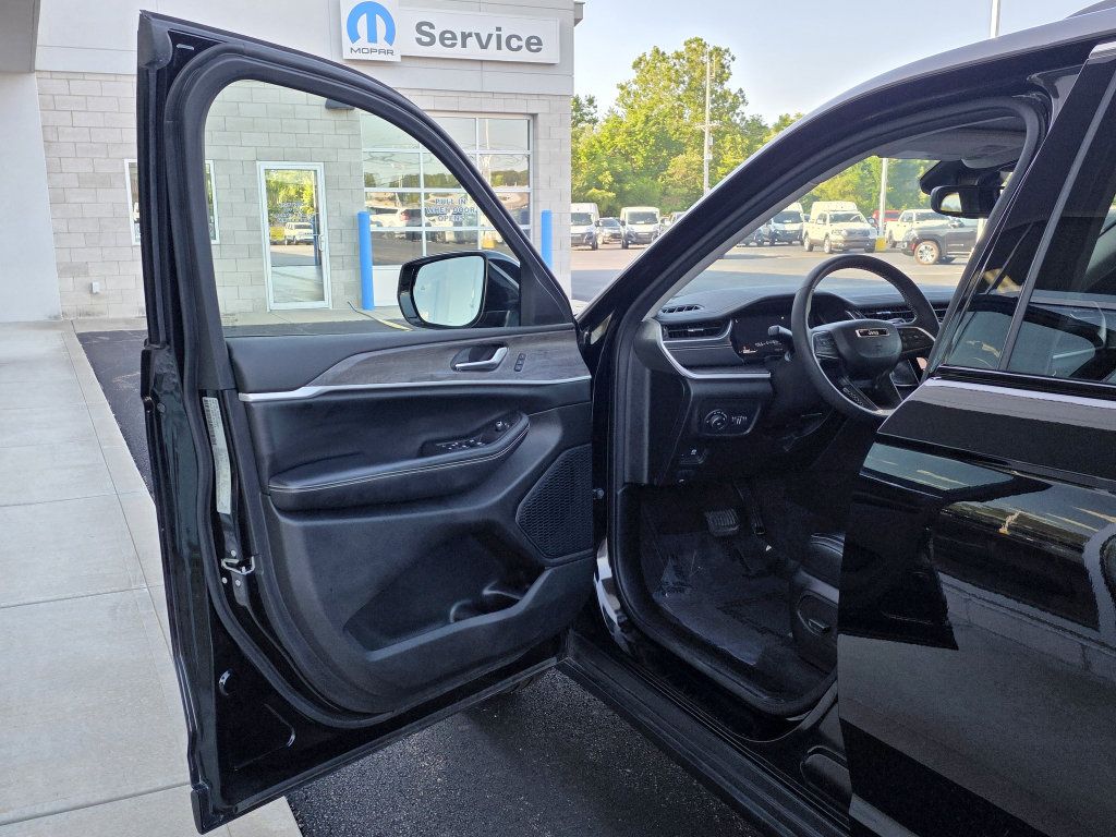 Used 2023 Jeep Grand Cherokee Limited AWD/4WD image 20