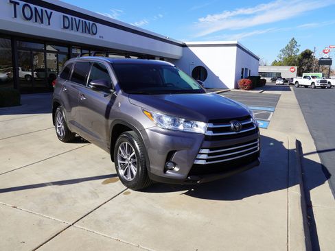 Used 2018 Toyota Highlander XLE image 2