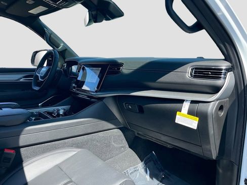 Certified 2025 Jeep Wagoneer L Series II w/ Premium Group I image 32