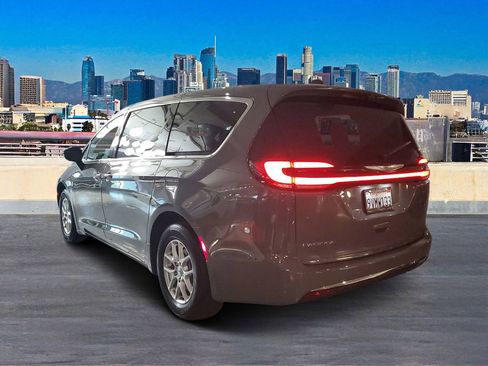 Used 2025 Chrysler Pacifica Select image 5