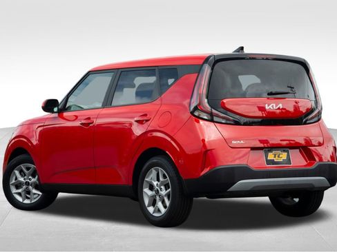 Used 2023 Kia Soul LX w/ LX Technology Package FWD image 7