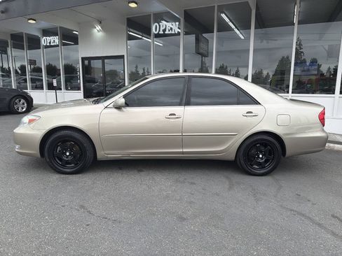 Used 2004 Toyota Camry LE FWD image 3