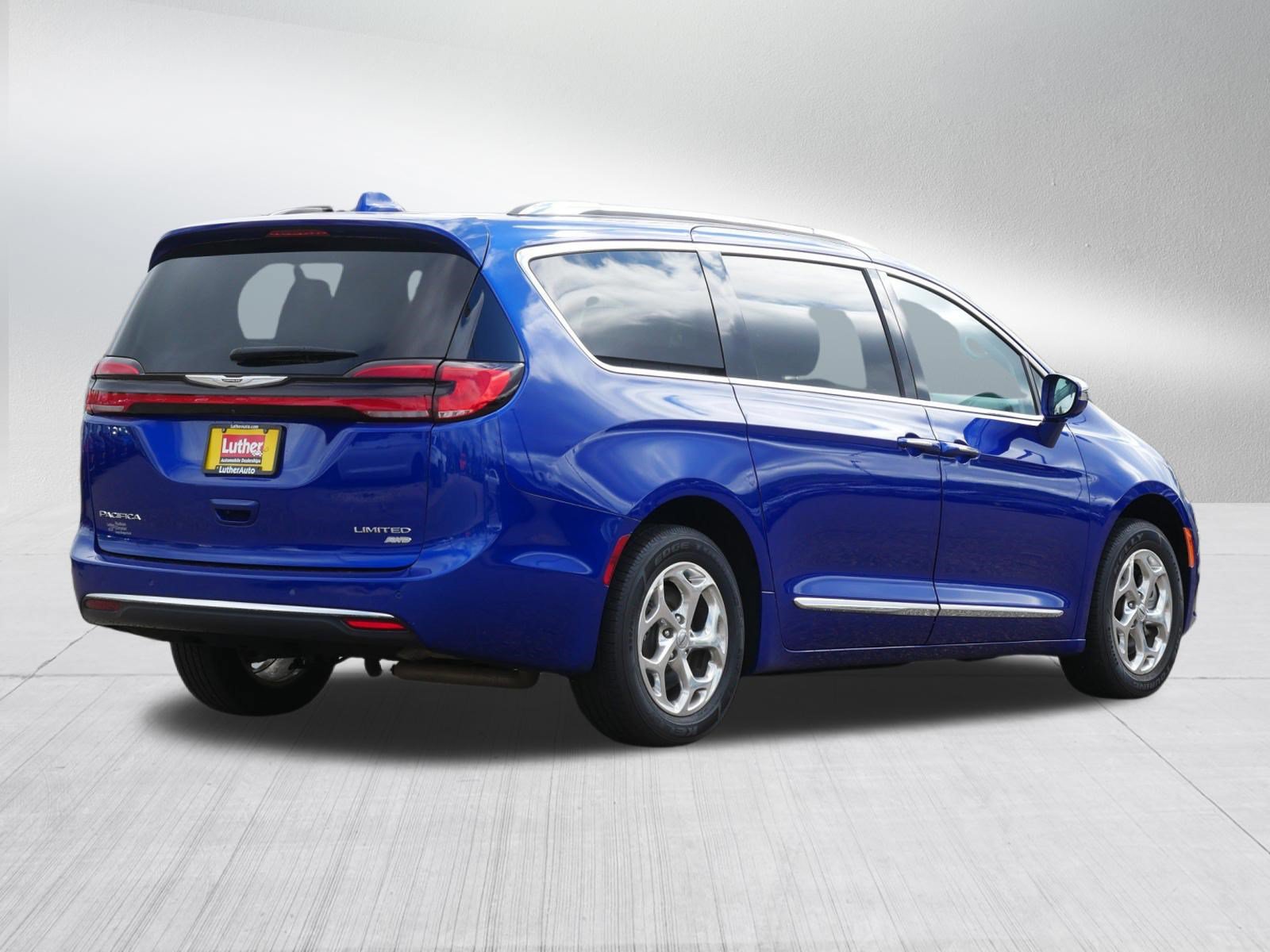 Used 2021 Chrysler Pacifica Limited AWD/4WD image 7