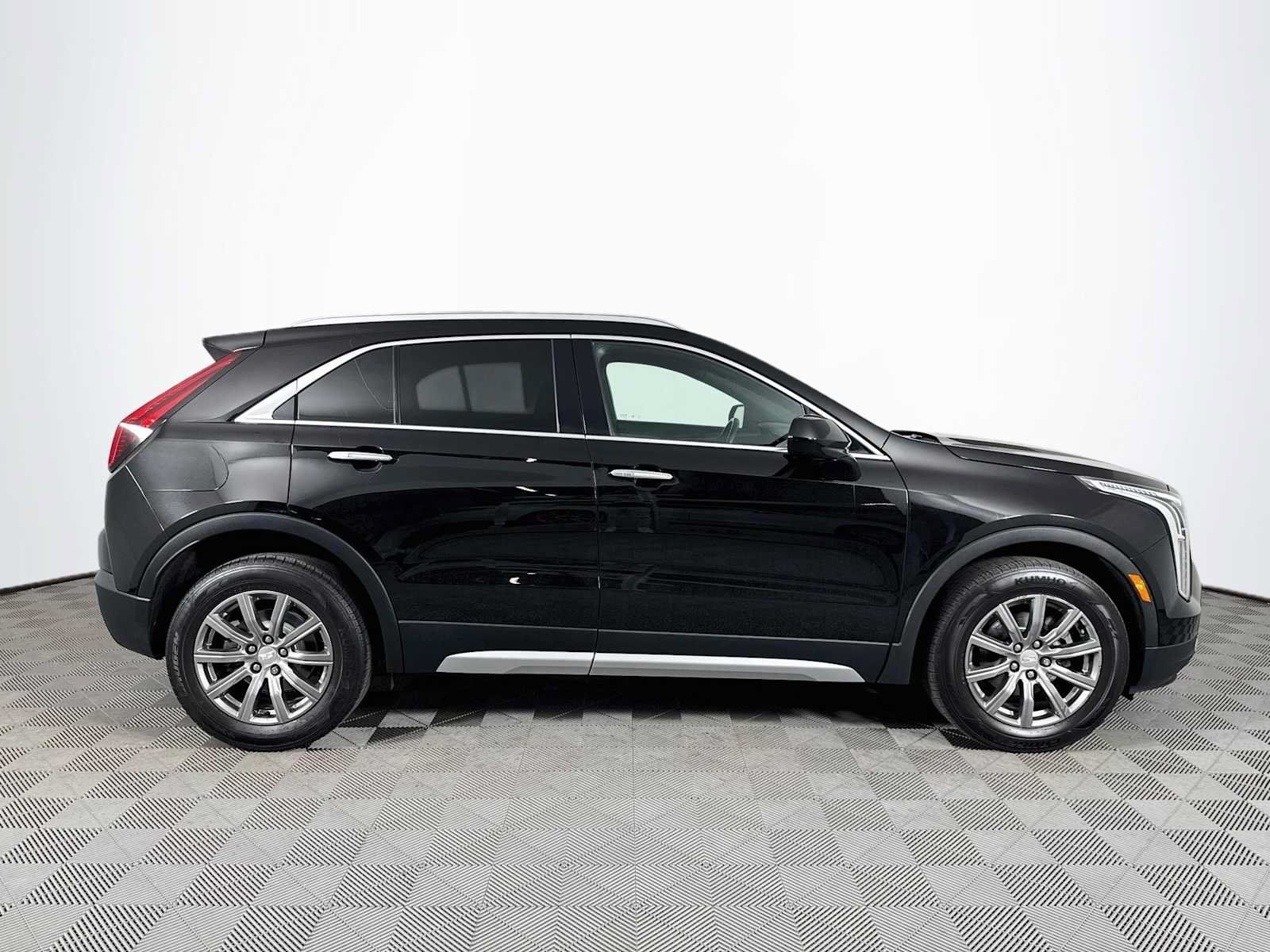 Used 2019 Cadillac XT4 Premium Luxury AWD/4WD image 4