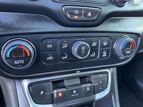 Used 2022 GMC Terrain SLT w/ Elevation Edition AWD/4WD image 28