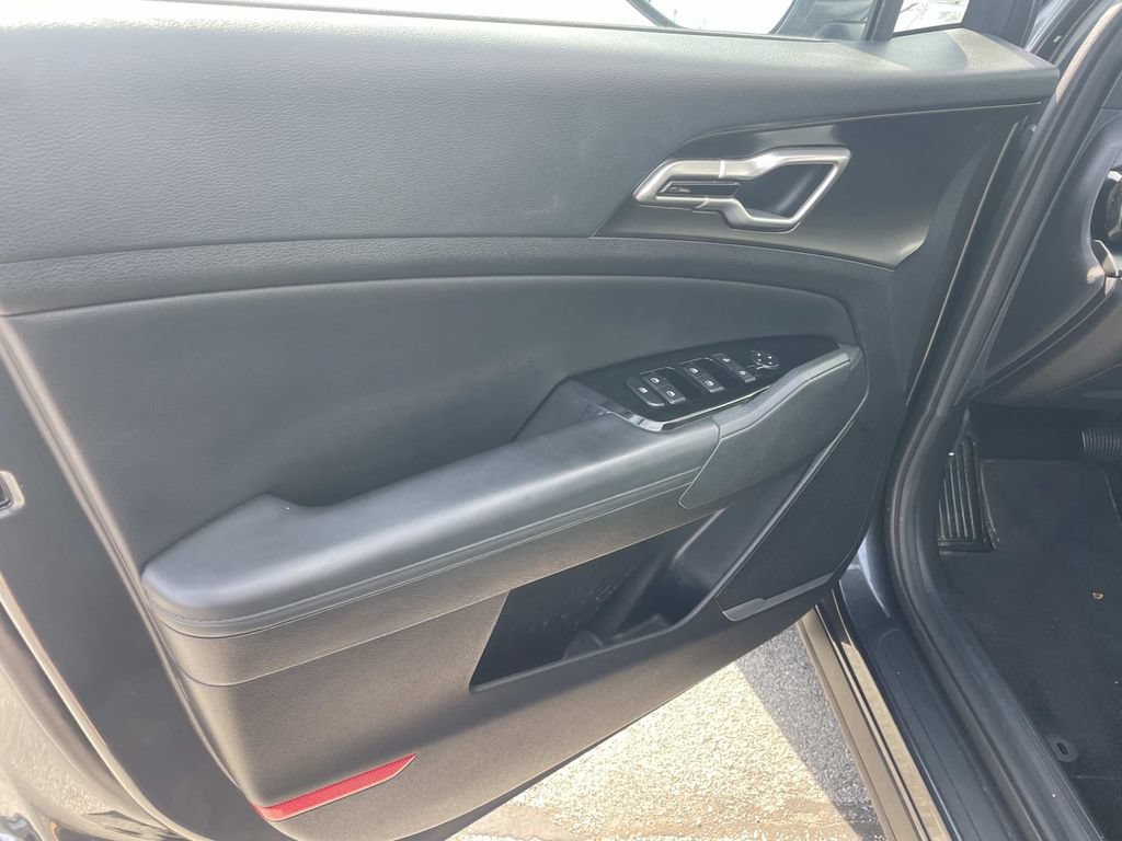 Used 2025 Kia Sportage EX FWD image 16