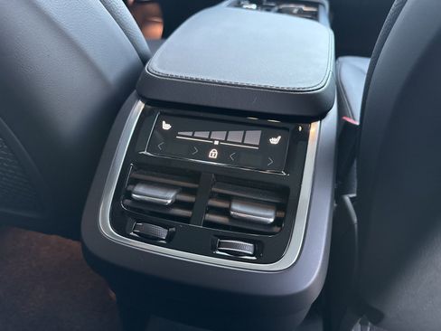 Used 2025 Volvo XC90 B6 Plus image 15