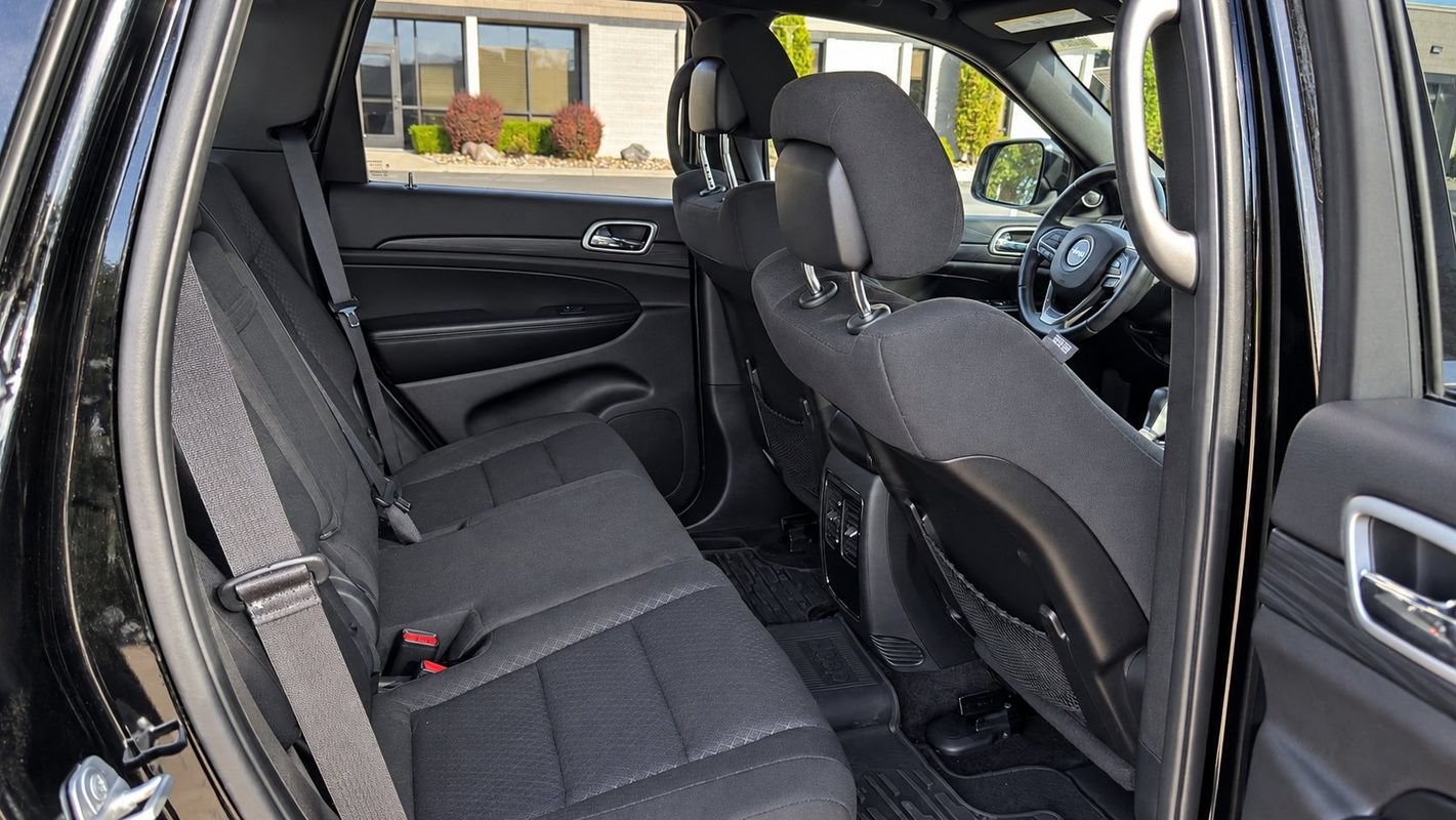 Used 2019 Jeep Grand Cherokee Laredo w/ 18" Wheel & 8.4" Radio Group AWD/4WD image 19