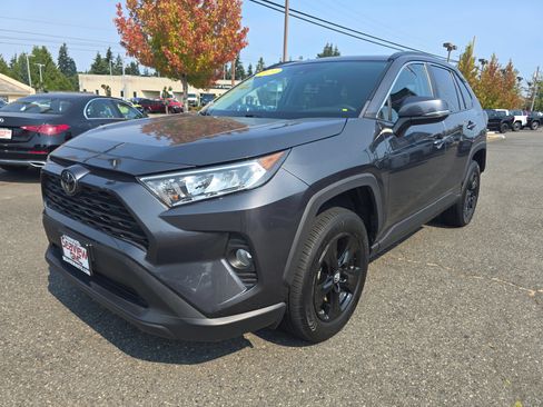 Used 2019 Toyota RAV4 XLE w/ Carpet Mat Package AWD/4WD image 3