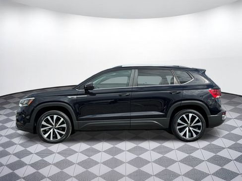 Used 2022 Volkswagen Taos SE image 2