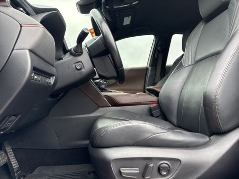 Used 2021 Toyota Venza XLE image 16