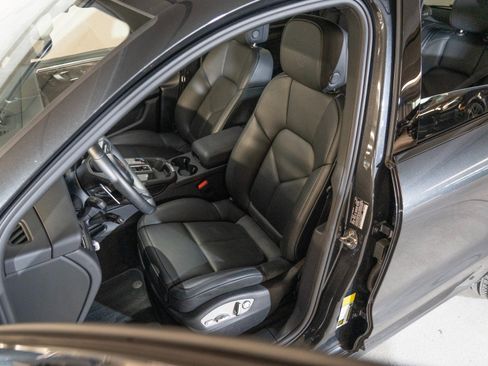 Certified 2026 Porsche Macan AWD/4WD image 5