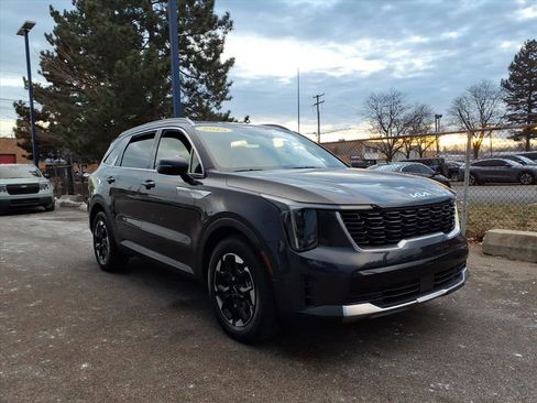 Used 2025 Kia Sorento S w/ Panoramic Sunroof Package image 3