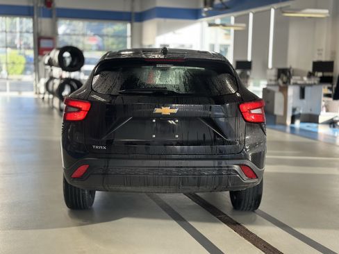 Used 2024 Chevrolet Trax LS FWD image 6