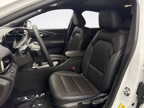 Used 2025 Buick Envista Sport Touring image 11