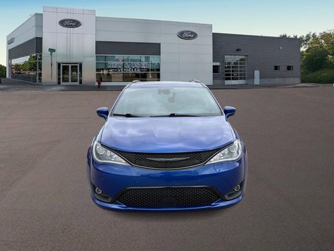 Used 2020 Chrysler Pacifica Touring-L AWD/4WD image 3