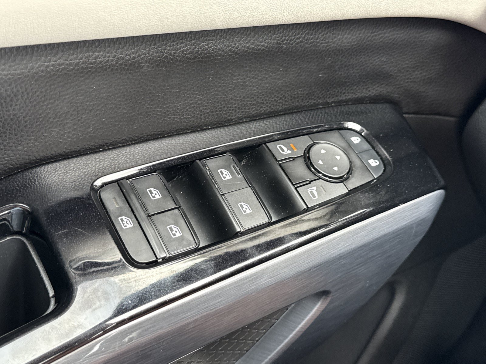 Used 2023 Nissan Pathfinder SL FWD image 18