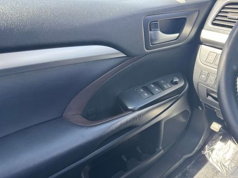 Certified 2019 Toyota Highlander XLE AWD/4WD image 31