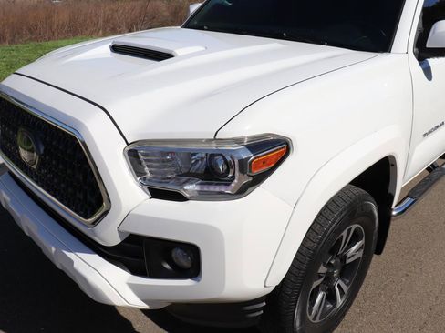 Used 2018 Toyota Tacoma TRD Sport image 6