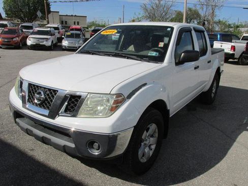 Used 2011 Nissan Frontier SV image 1
