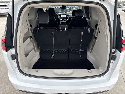 Used 2024 Chrysler Pacifica Touring-L image 36