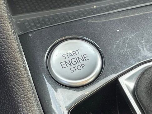 Used 2024 Volkswagen Tiguan SE w/ Panoramic Sunroof Package image 21