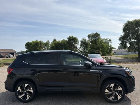 Used 2024 Volkswagen Taos SE AWD/4WD image 2