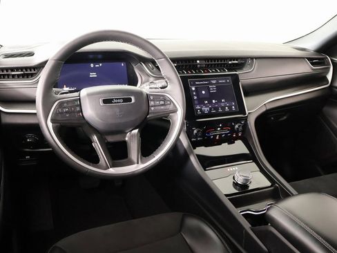 Used 2024 Jeep Grand Cherokee L Laredo image 2