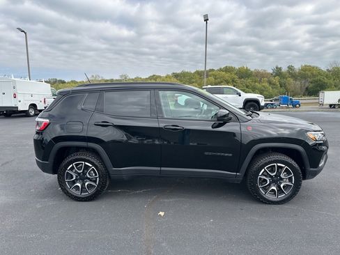 Used 2024 Jeep Compass Trailhawk image 8