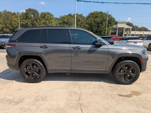 Used 2023 Jeep Grand Cherokee Altitude image 5