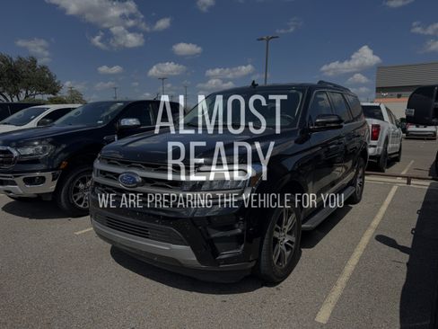 Used 2023 Ford Expedition XLT RWD image 2