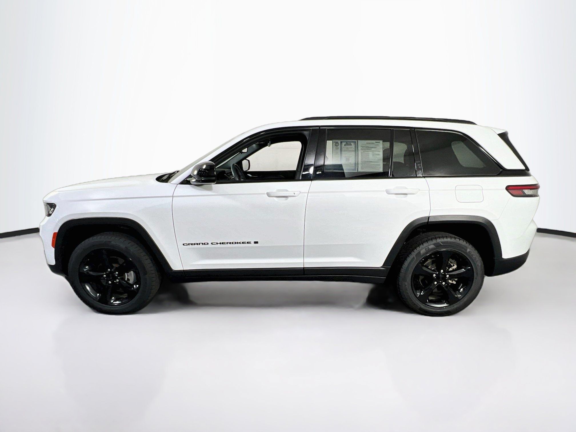 Used 2023 Jeep Grand Cherokee Altitude AWD/4WD image 8