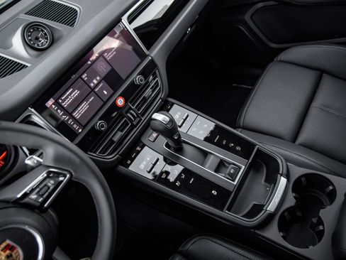 Certified 2026 Porsche Macan AWD/4WD image 31