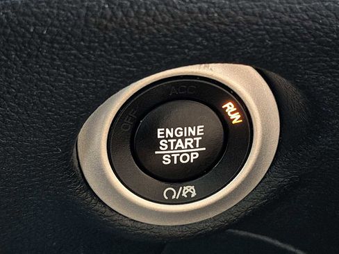 Used 2021 Chrysler Pacifica Pinnacle FWD image 24