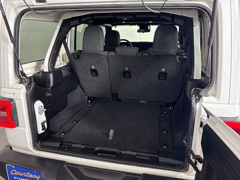Used 2025 Jeep Wrangler Unlimited Sahara AWD/4WD image 18