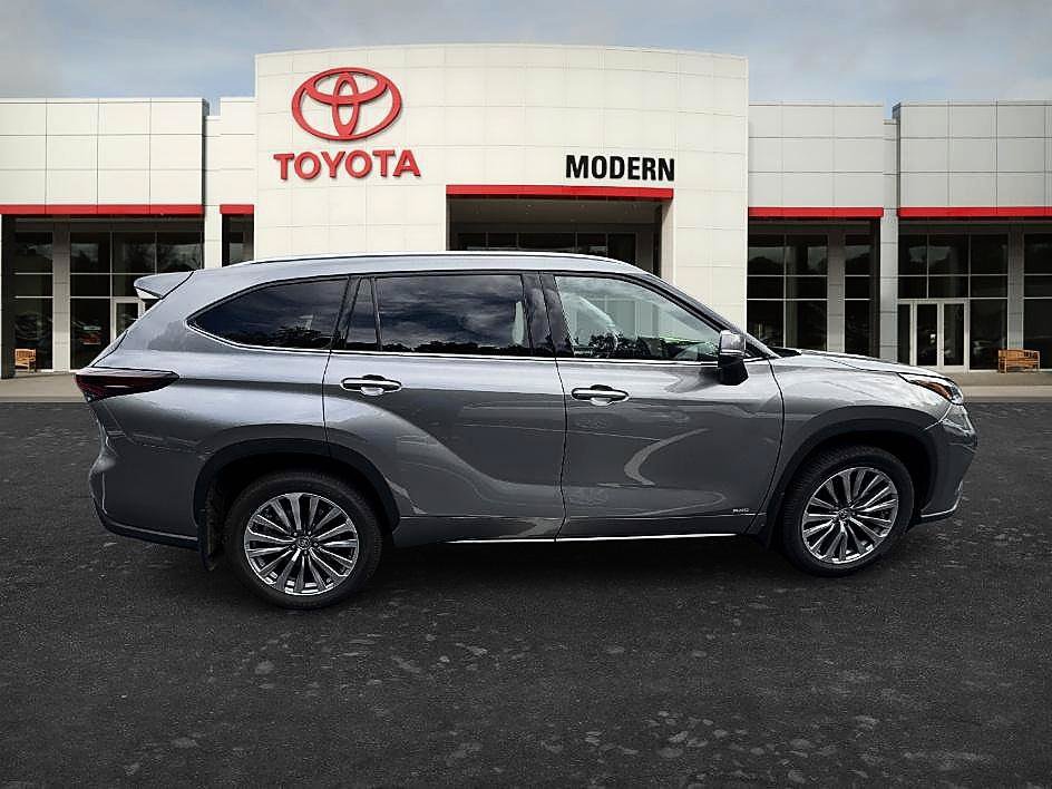 Used 2025 Toyota Highlander Limited AWD/4WD image 17