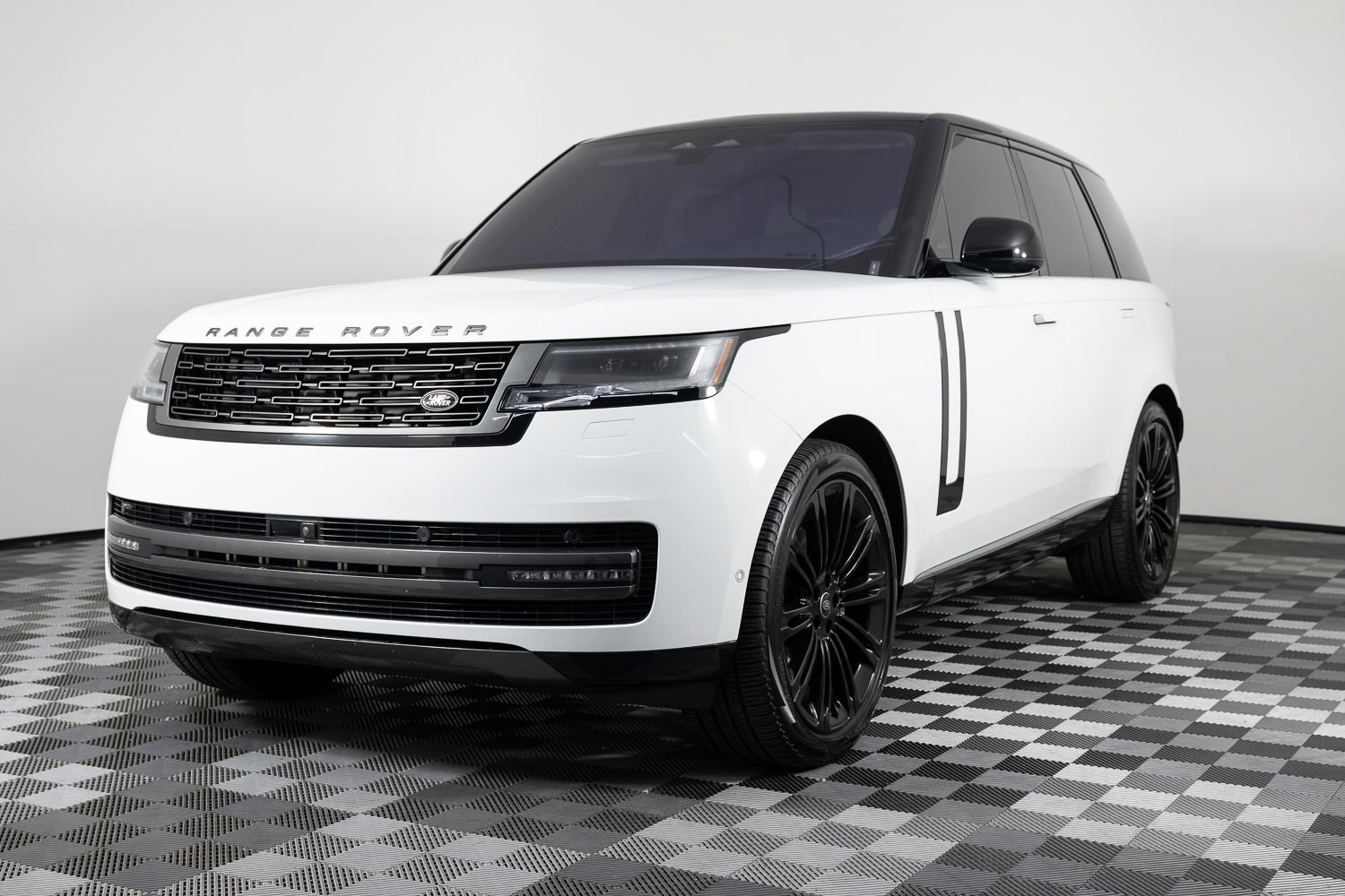 Used 2022 Land Rover Range Rover SE AWD/4WD image 2