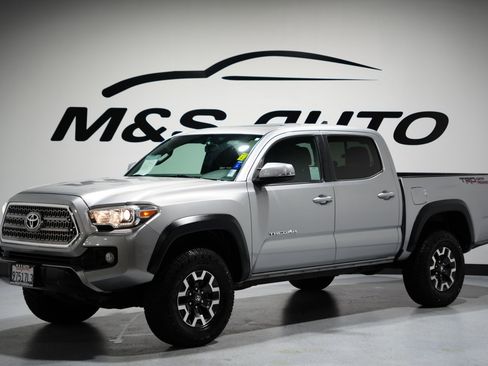 Used 2016 Toyota Tacoma TRD Off-Road image 4