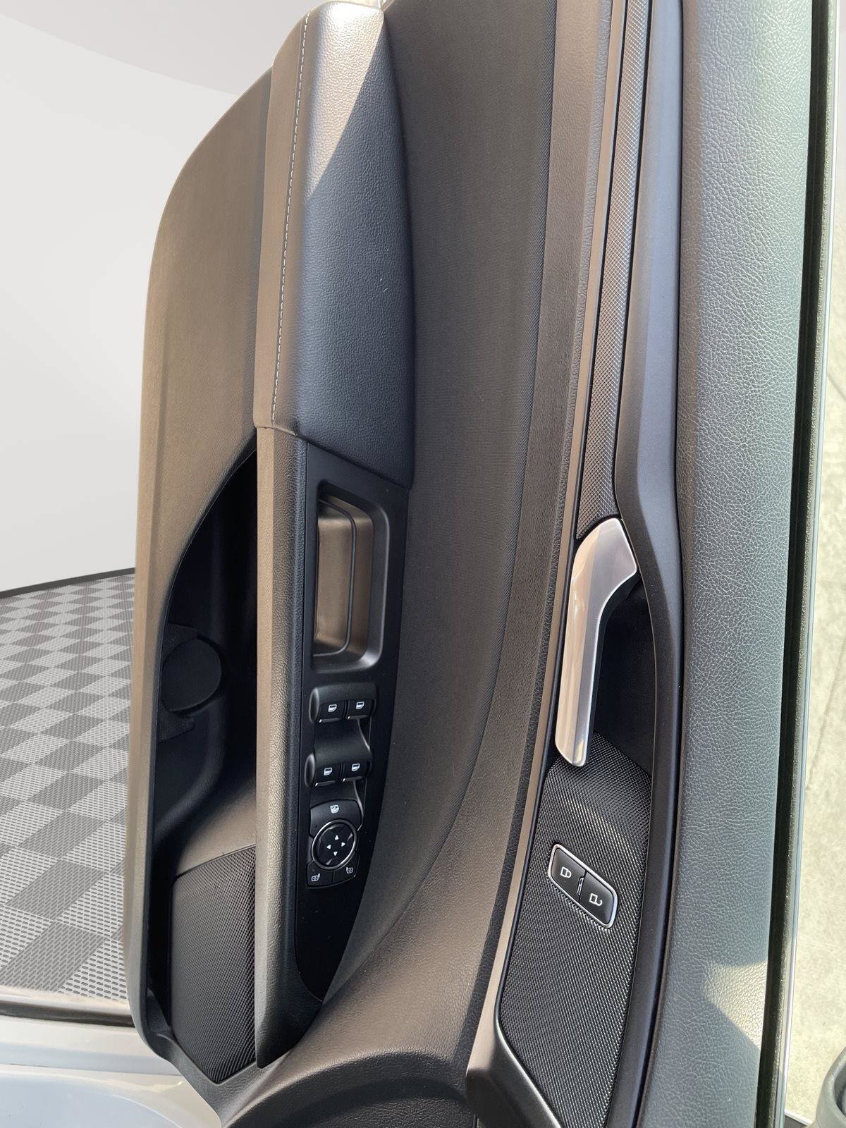 Used 2018 Ford Fusion SE w/ Equipment Group 201A FWD image 16
