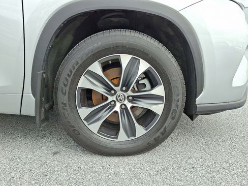 Certified 2021 Toyota Highlander XLE image 9