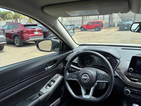 Used 2025 Nissan Altima 2.5 SV FWD image 33