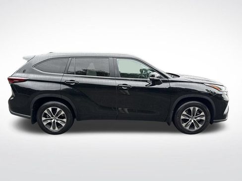 Used 2024 Toyota Highlander XLE FWD image 4