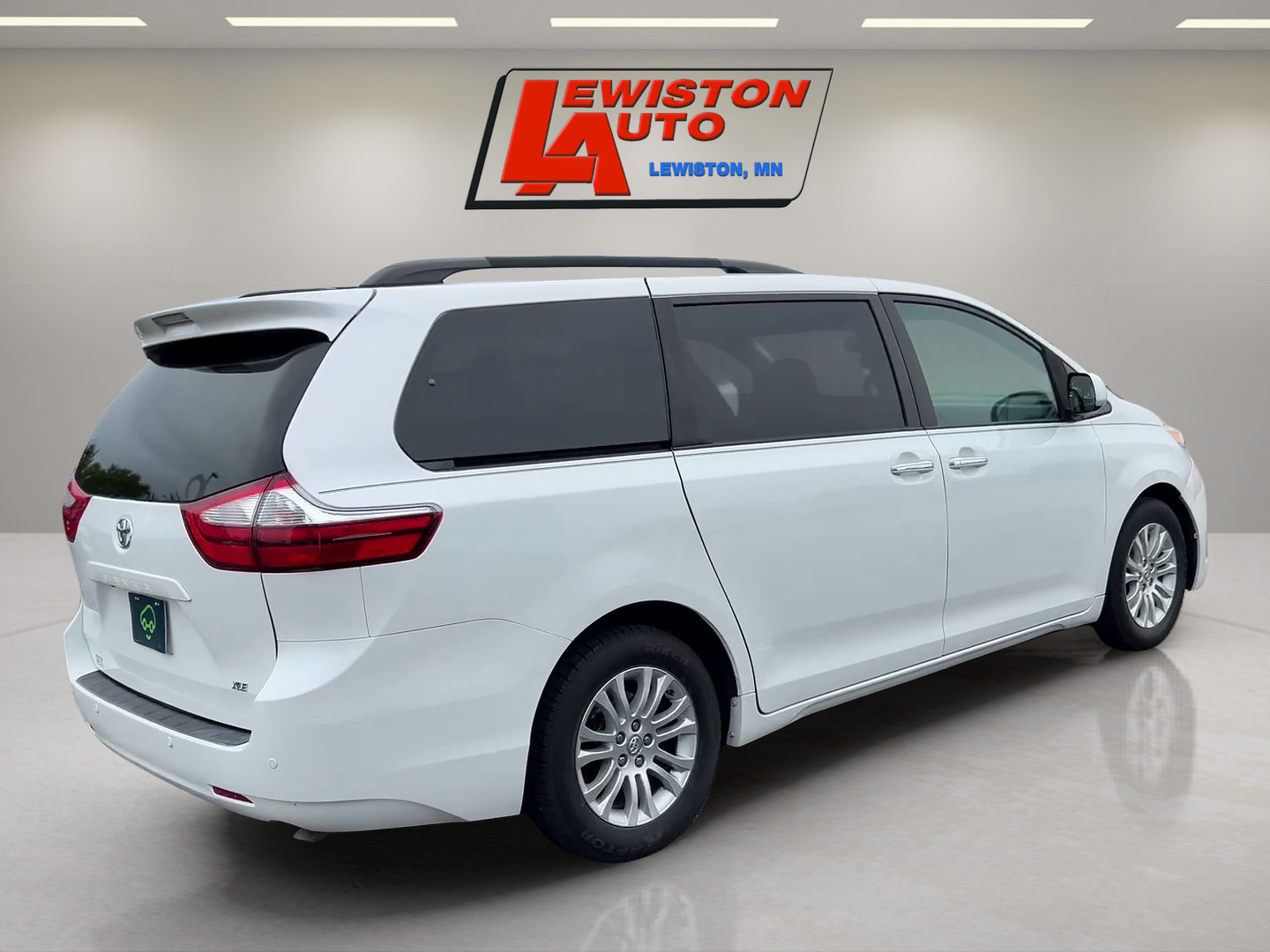 Used 2017 Toyota Sienna XLE FWD image 5