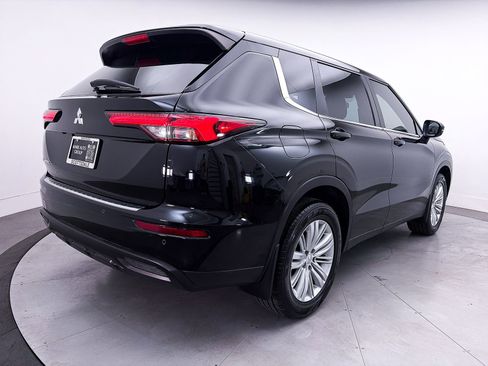 Used 2023 Mitsubishi Outlander ES FWD image 14