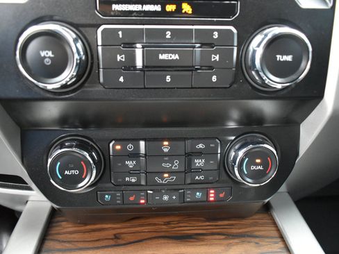 Used 2019 Ford F150 Lariat image 22