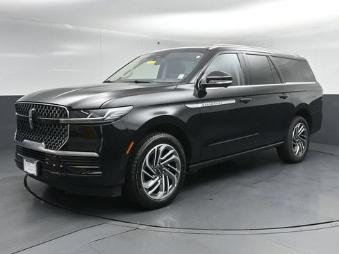 Certified 2025 Lincoln Navigator L Reserve AWD/4WD image 3