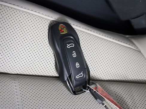 Used 2025 Porsche Macan 4 Electric image 32