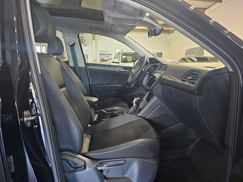 Used 2023 Volkswagen Tiguan SE w/ Panoramic Sunroof Package FWD image 10