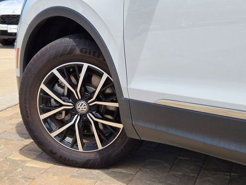 Used 2021 Volkswagen Tiguan SE w/ Panoramic Sunroof Package image 31