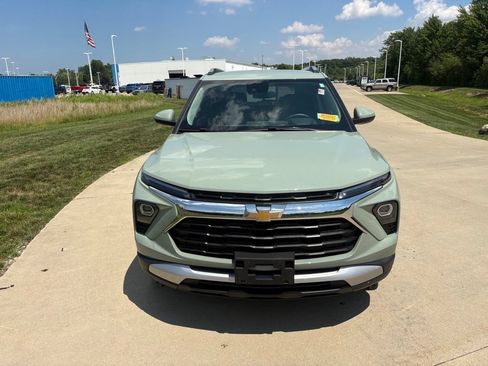 Used 2025 Chevrolet TrailBlazer LT w/ LT Cold Weather Package AWD/4WD image 9
